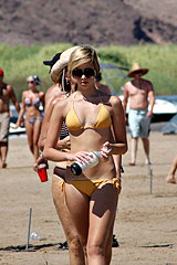 0785-a-hot-bikini-babe-walking-along-the-beach