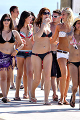 0871-sexy-bikini-teens-in-the-crowd