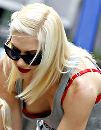 Gwen Stefani hot downblouse view