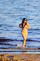 0676-a-hot-bikini-chic-on-the-beach